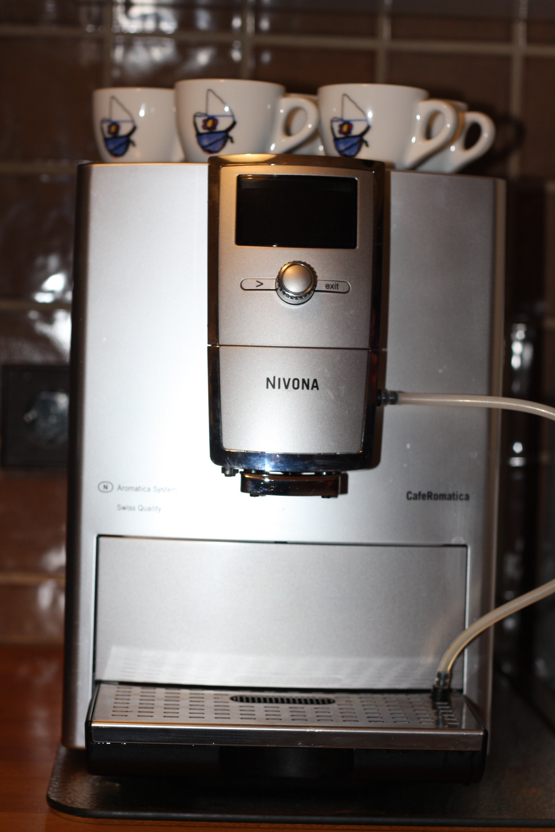 Kaffeevollautomat mit Tassen