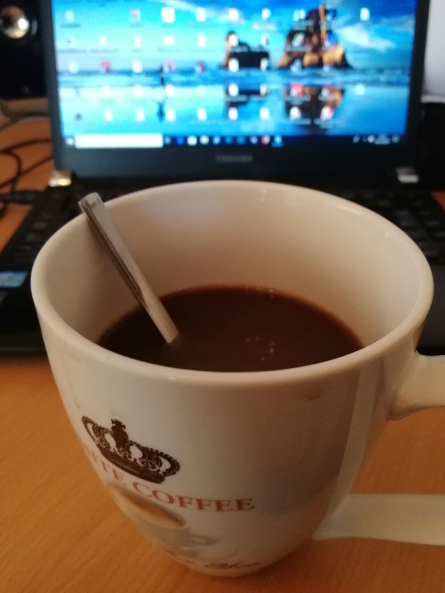 Kaffee vor laptop
