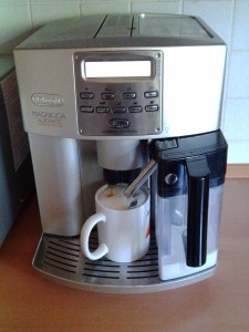 Kaffeevollautomat beim Mahlvorgang
